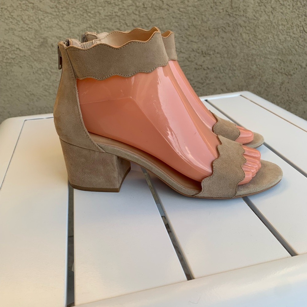 Crown Vintage Thelania cream beige suede scalloped sandals size 7